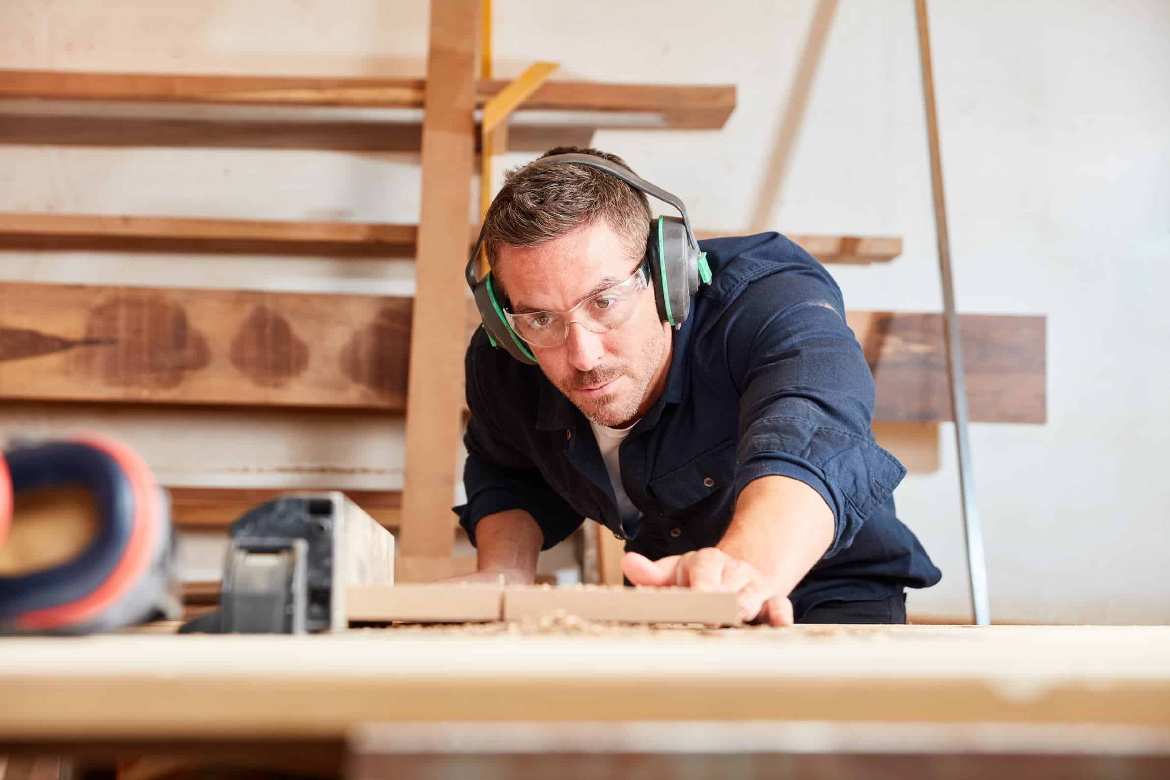 RWT0XH Carpenter at work